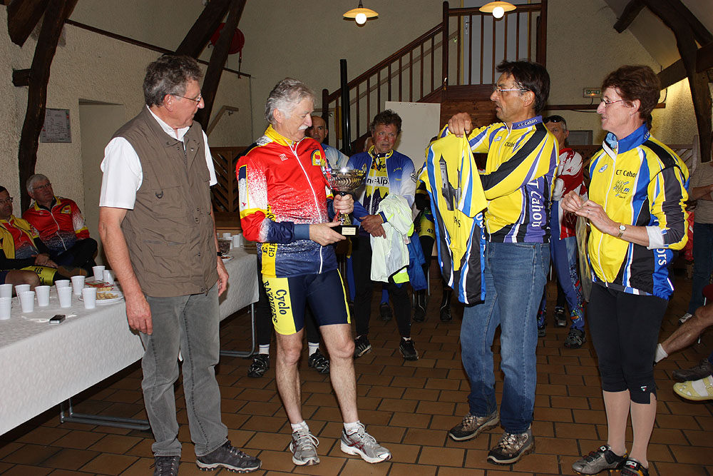 jcb_2010_10w_Remise du maillot de Cahors CycloTourisme © Henri Lacombe.jpg